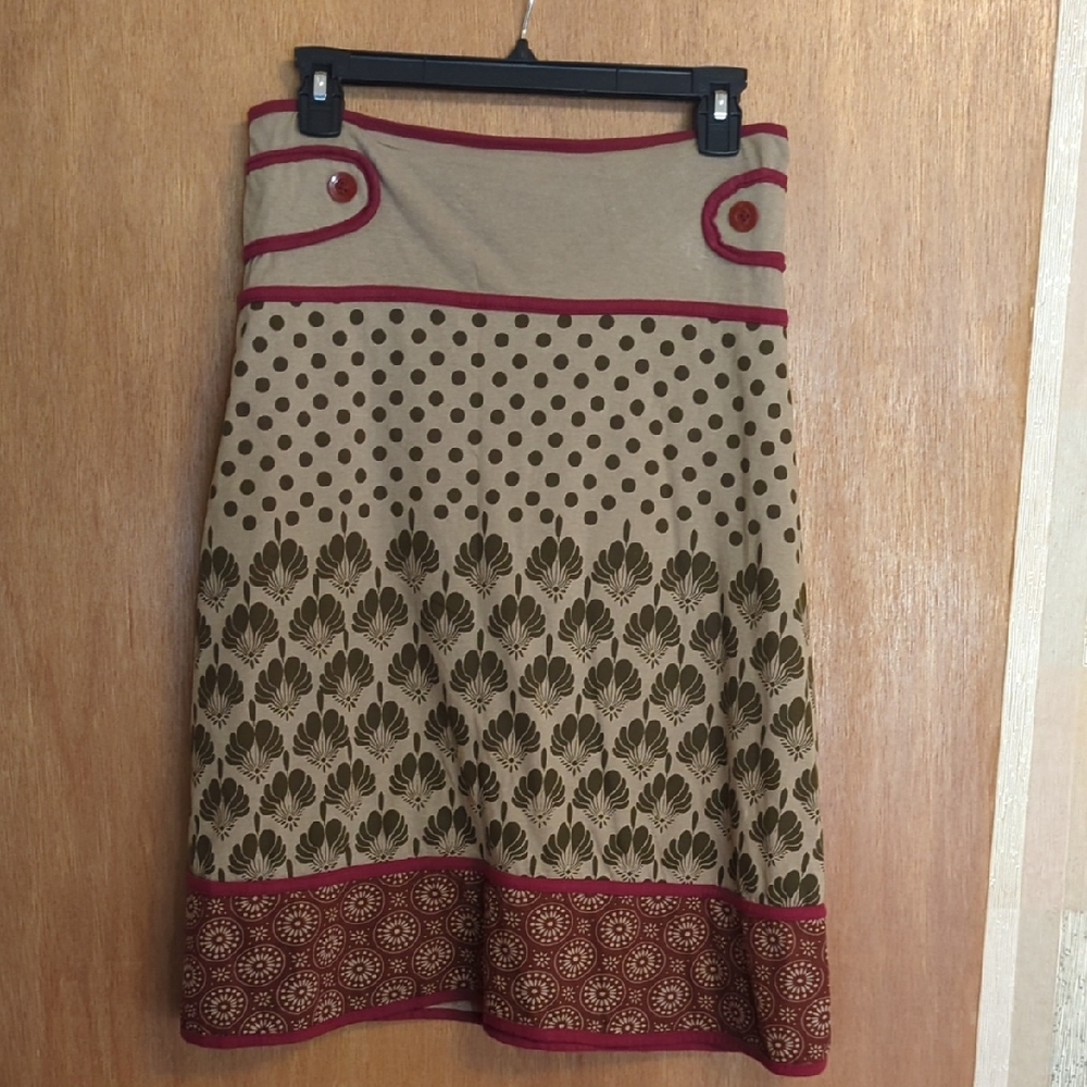 Chic A-Line Skirt with Red and Tan Patterns